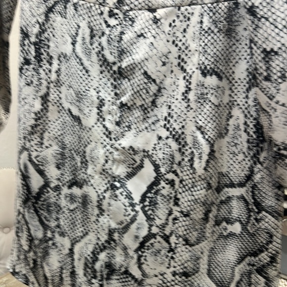 Dress silk material I’m size medium - Picture 4 of 6